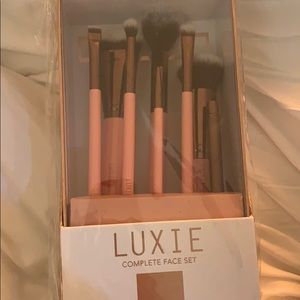 New Never used LUXIE brand face set make up brush